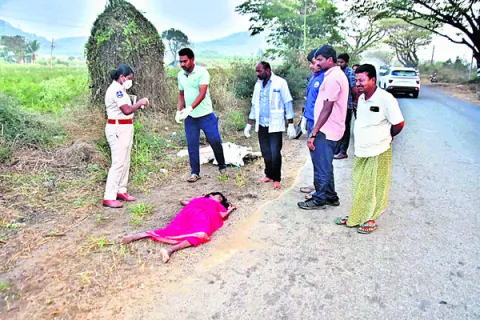 రోడ్డు ప్రమాదంలో  మహిళ మృతి
