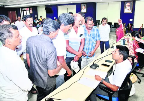 ఫిర్యాదులు పెండింగ్‌ ఉండొద్దు