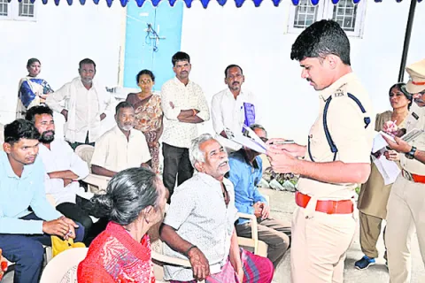 ఎస్పీ గ్రీవెన్సుకు 61 ఫిర్యాదులు 