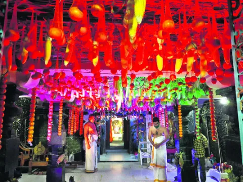 వైభవంగా కేశవస్వామి పుష్పాంజలి సేవ 