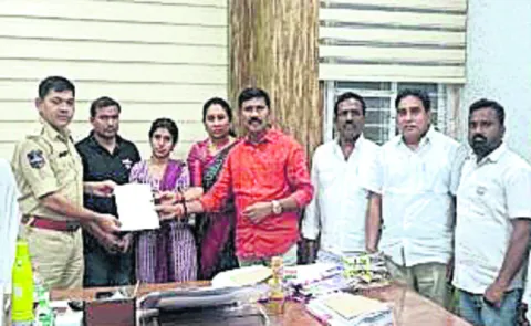 బెదిరించి.. ఉపసంహరింపజేసి 