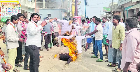 కేసీఆర్‌, హరీశ్‌రావు దిష్టిబొమ్మల దహనం