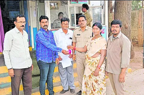 నిజాయతీ చాటుకున్న గన్నవరం డిపో కండక్టర్‌ 