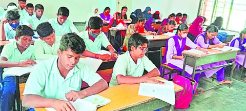 అర్ధాకలి చదువులు 