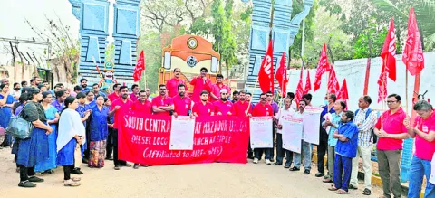 రైల్వే కార్మికుల డిమాండ్లు పరిష్కరించాలి