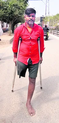 పింఛన్‌ కోసం దివ్యాంగుడి పోరాటం 