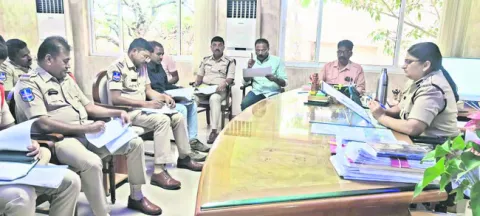 సమస్యాత్మక పోలింగ్‌ కేంద్రాలపై ప్రత్యేక నిఘా పెట్టండి 
