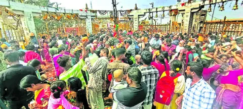 కొనసాగుతున్న భక్తుల రద్దీ