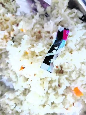 జీరా రైస్‌లో గుట్కా ప్కాకెట్‌