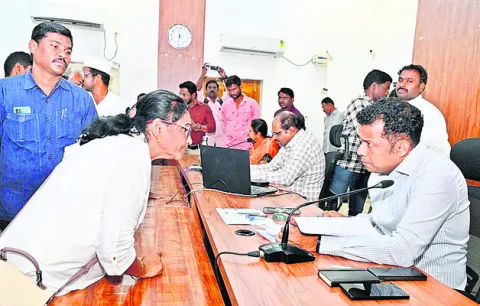 మమ్మల్ని ఆదుకోండి సారూ.. 