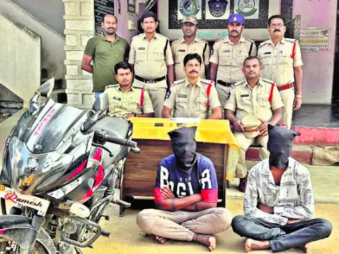 ఇద్దరు వ్యక్తులు అరెస్ట్‌