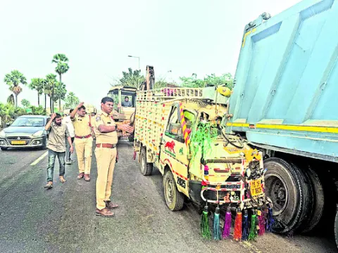 టిప్పర్‌ను ఢీకొన్న గూడ్స్‌ ట్రాలీ.. యువకుడి దుర్మరణం 