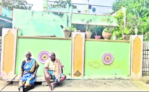 తల్లిదండ్రులను గెంటేసిన కొడుకు