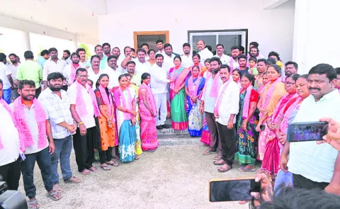 ఎగిరేది గులాబీ జెండానే.. 