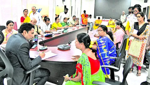 రెవెన్యూ క్లినిక్‌ అర్జీలపై ప్రత్యేక దృష్టి 