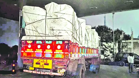 అక్రమంగా టేకు కలప రవాణా! 