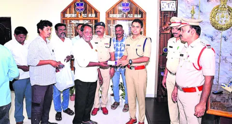 రహదారి నిబంధనలు పాటించాలి