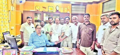 యూరియా కొరతను తీర్చి రైతాంగాన్ని ఆదుకోవాలి