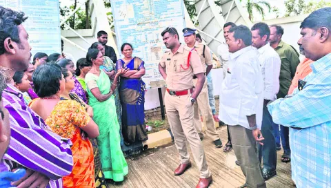 కార్మికులతో డీఎస్పీ, అధికారుల చర్చలు 