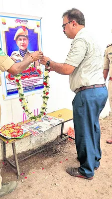 ఎకై ్సజ్‌ కానిస్టేబుల్‌కు నివాళి
