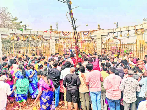 పుణ్యస్నానాలు.. మొక్కులు