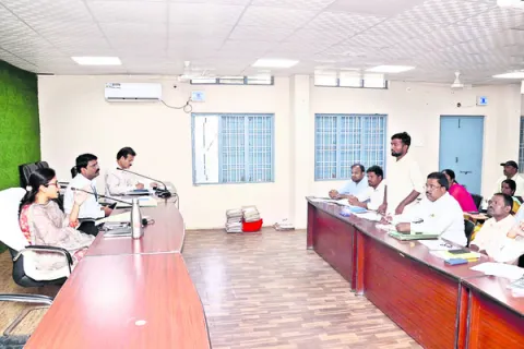 ఇందిరమ్మ ఇళ్ల నిర్మాణాల్లో పురోగతి ఉండాలి 