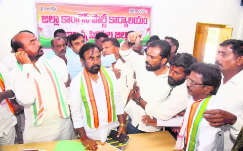 నిరసనలు.. రాజీనామాలు
