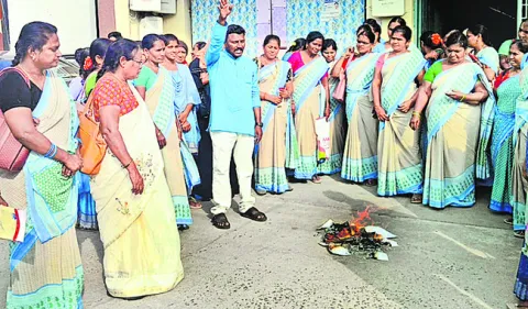 అంగన్‌వాడీలకు నిధులు కేటాయించకపోవడం దుర్మార్గం 