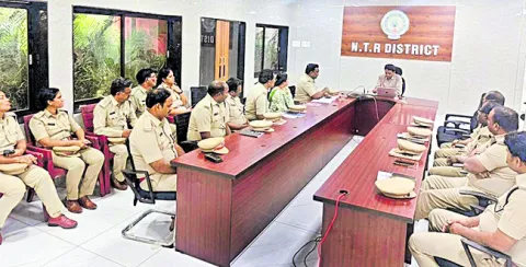 పారదర్శకంగా సేవలందించాలి 