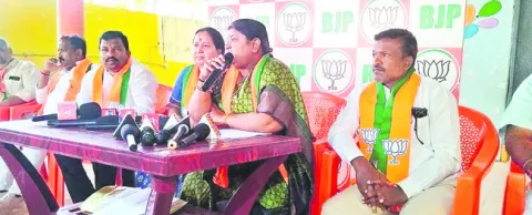 బీజేపీ జాతీయ నాయకురాలు బంగారు శృతి 