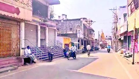 మూతపడిన బంగారు దుకాణాలు 