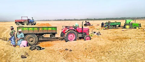 ● టీడీపీ నేతల కనుసన్నల్లో ఇసుక దందా ● చోద్యం చూస్తున్న 