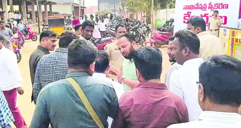 నేతలకు నిరసనల సెగ