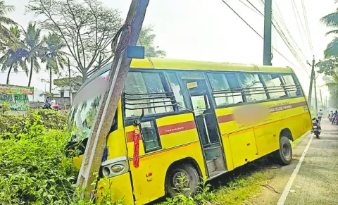 విద్యుత్‌ స్తంభాన్ని ఢీకొన్న కళాశాల బస్సు 