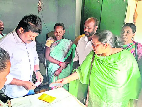 రేషన్‌ డిపో తనిఖీ 