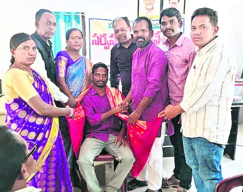 గ్రూప్‌–2 విజేతగుణశేఖర్‌కు సత్కారం
