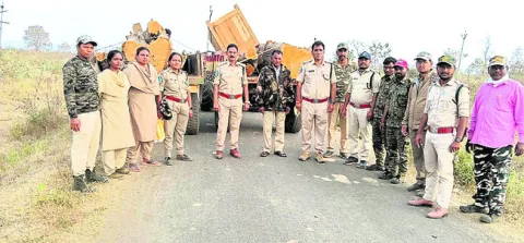 వేర్వేరు చోట్ల కలప పట్టివేత