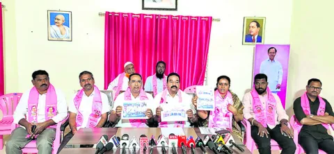 బీఆర్‌ఎస్‌ ఎమ్మెల్యేనే అంటవ్‌.. పక్కన కాంగ్రెస్‌ అభ్యర్