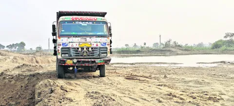 సాగునీటి చెరువుల్లో మట్టి అక్రమ రవాణా 