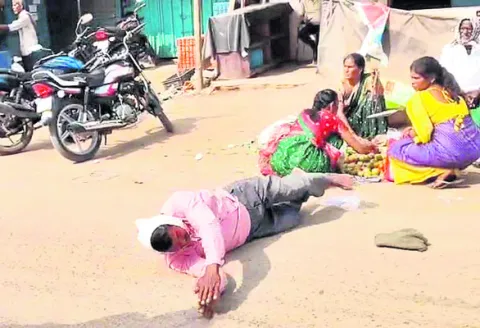 పొర్లు దండాలతో పోడు రైతు నిరసన