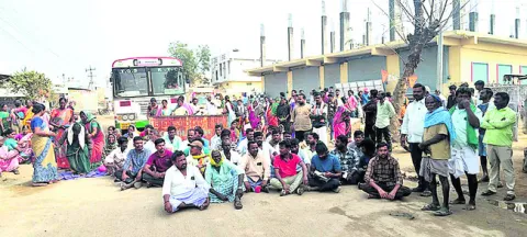 పరిహారం కోసం రోడ్డెక్కిన గ్రామస్తులు