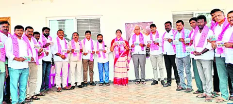 కాంగ్రెస్‌ గ్యారంటీలపై ఓటర్లు నిలదీయాలి