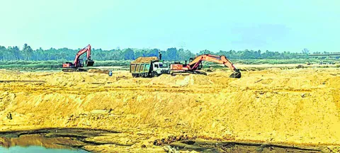  ● తవ్వేస్తూ.. తరలిస్తూ.. 