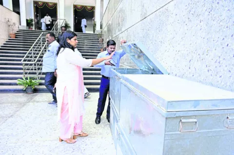 బ్యాలెట్‌ ముద్రణలో అప్రమత్తంగా ఉండాలి 