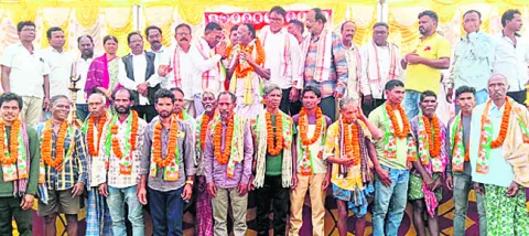 రాజకీయాలపై యువత ఆసక్తి కనబరచాలి 