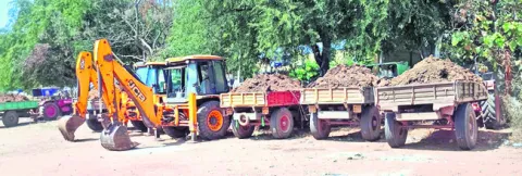 మట్టిదొంగలు.. ‘పచ్చ’ నేతలు 