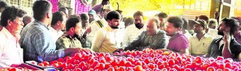 రైతులను వ్యాపారులు అవమానిస్తున్నారు 