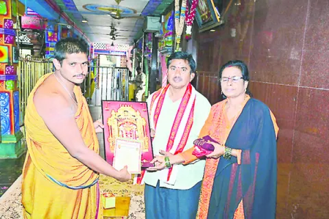 నిత్యాన్నదానానికి  రూ.లక్ష విరాళం 