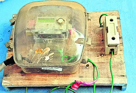 మీటర్‌ రీడర్స్‌కు స్మార్ట్‌ గుబులు..!