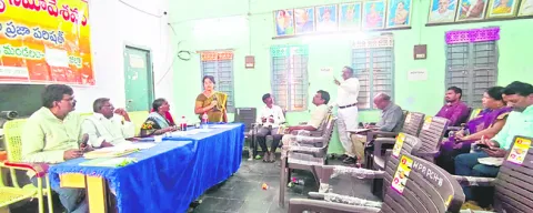 ఏయ్‌ బయటకు వెళ్లు.. లేదా సంతకం పెట్టి మాట్లాడు